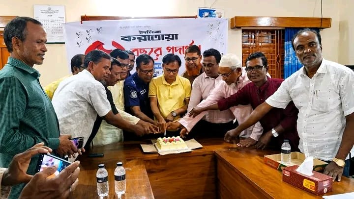 সাদুল্লাপুর প্রেসক্লাবে কেক কেটে দৈনিক করতোয়ার ৫০তম বর্ষপূর্তি উদযাপন
