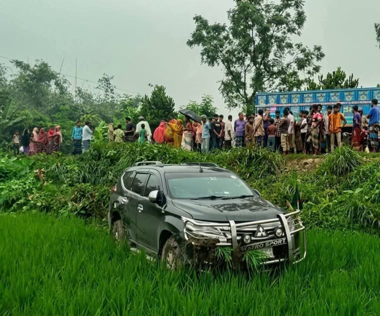 বৃদ্ধাকে বাঁচাতে গিয়ে বগুড়ায় প্রতিমন্ত্রীকে বহনকারী গাড়ি দুর্ঘটনায়