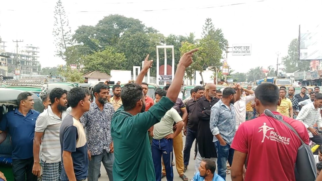 কুড়িগ্রামে সিএনজি চলাচলের অনুমতির দাবিতে চালকদের সড়ক অবরোধ