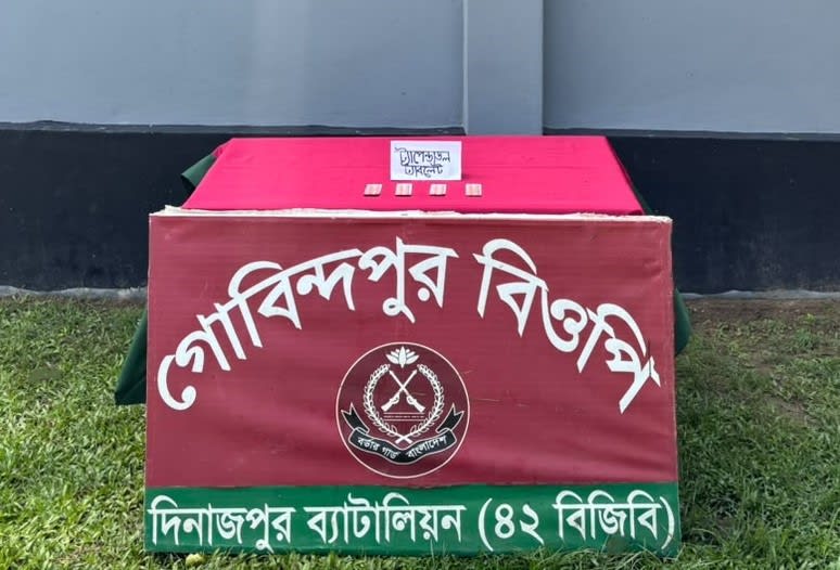 দিনাজপুর ব্যাটালিয়ন ৪২ বিজিবি অভিযানে সীমান্তে ভারতীয় ট্যাপেন্টাডল ও ফেন্সিডিল উদ্ধার
