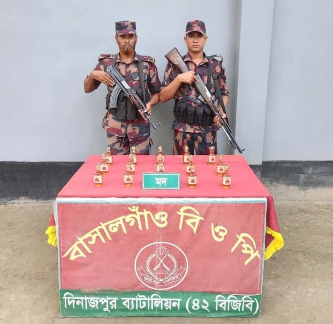 বিজিবির বিশেষ অভিযানে ঠাকুরগাঁও হরিপুর সীমান্তে ভারতীয় মদ উদ্ধার।