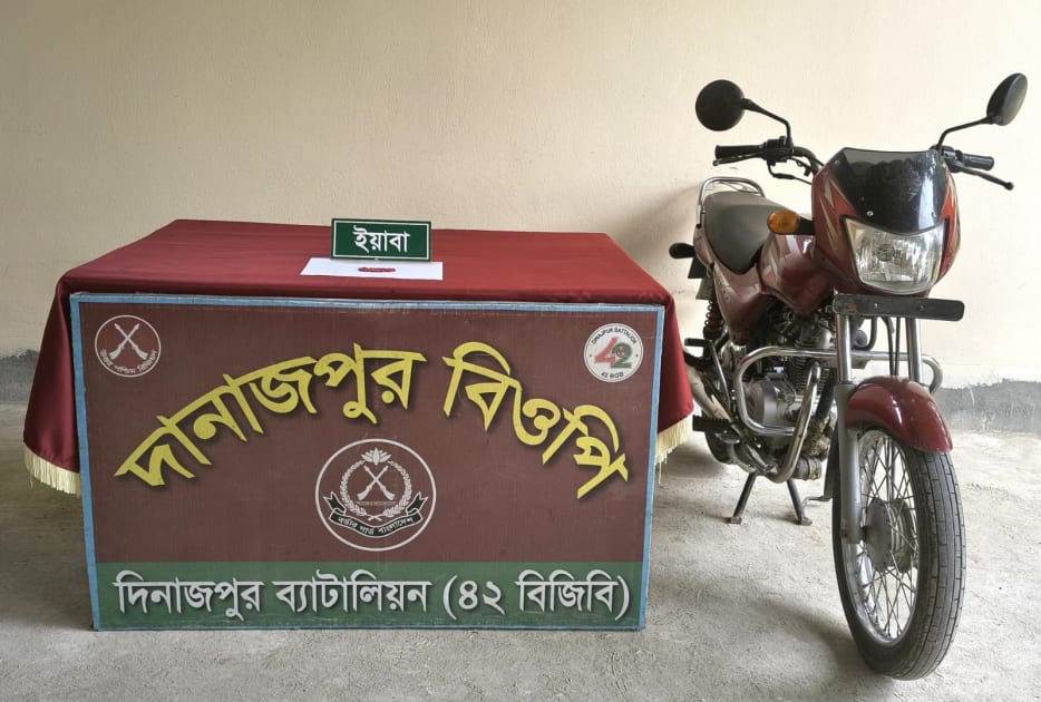 বিজিবির অভিযানে পীরগঞ্জ সীমান্তে ভারতীয় ইয়াবা ও মটরসাইকেল উদ্ধার।