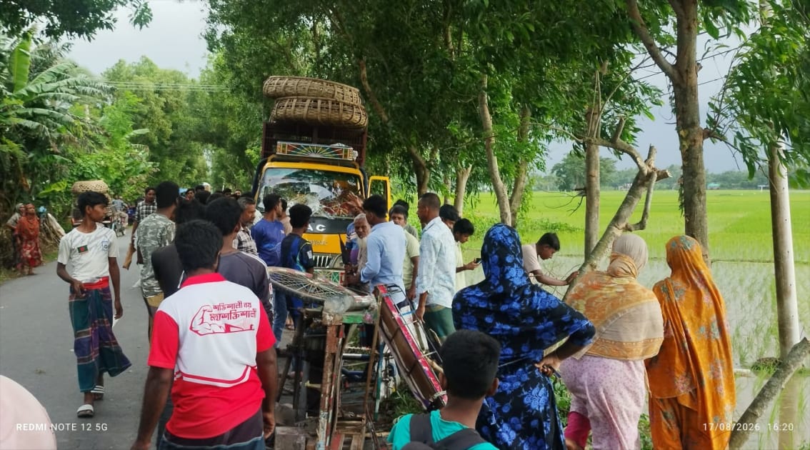 দুপচাঁচিয়ায় সড়ক দুর্ঘটনায় ভ্যান চালক নিহত \ মা মেয়ে আহত