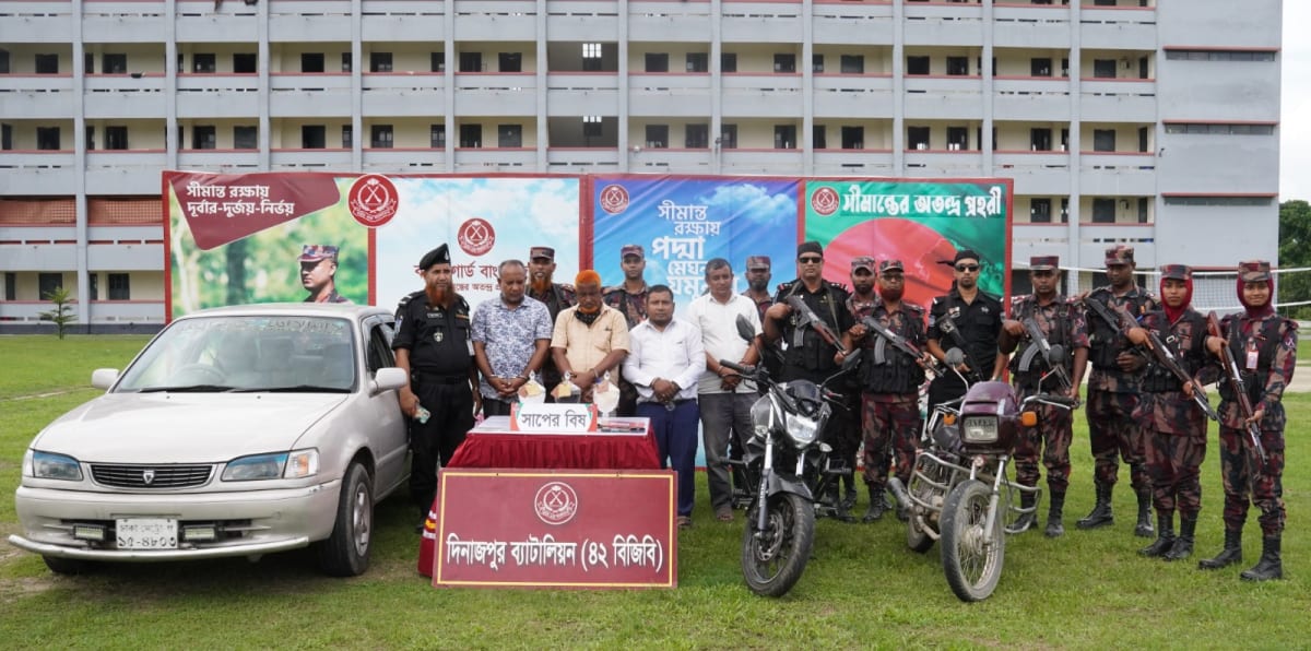 ৪২ বিজিবির অভিযানে ৩৮ কোটি ৫৭ লক্ষ ৩ হাজার টাকা সাপের বিষ উদ্ধার,আটক- ৪
