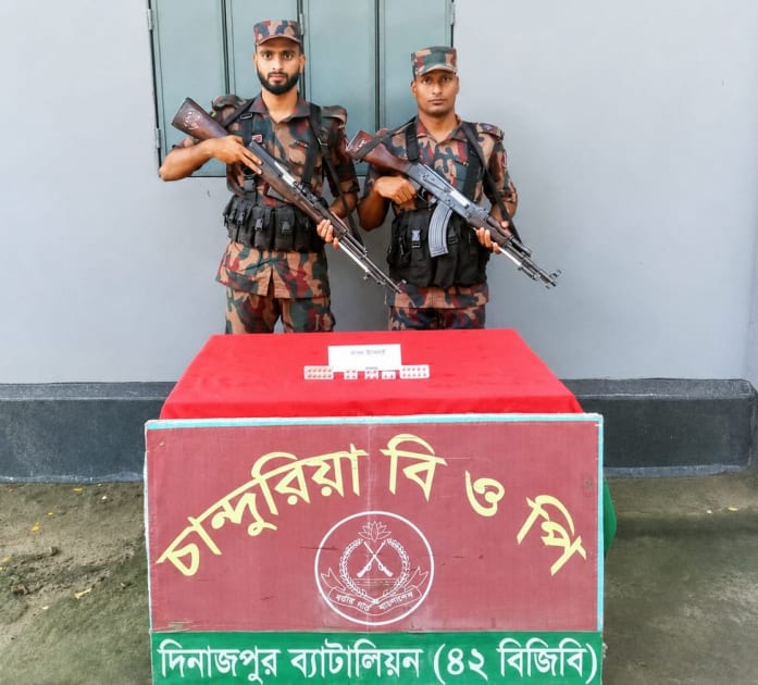৪২ বিজিবির অভিযানে ঠাকুরগাঁও পীরগঞ্জ সীমান্তে মোটরসাইকেল, মোবাইল ফোন,ইয়াবাসহ আটক -৫