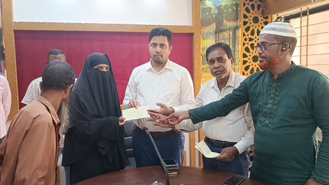 দুপচাঁচিয়ায় অসহায় দুঃস্থদের মাঝে চেক বিতরণ