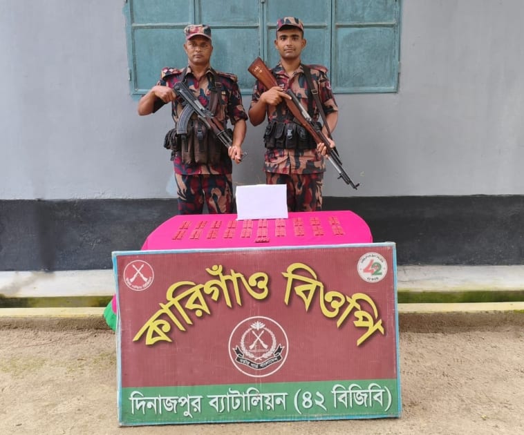 দিনাজপুর ব্যাটালিয়ন (৪২ বিজিবি) অভিযানে হরিপুর সীমান্তে ভারতীয় নেশাজাতীয় ট্যাবলেট আটক।