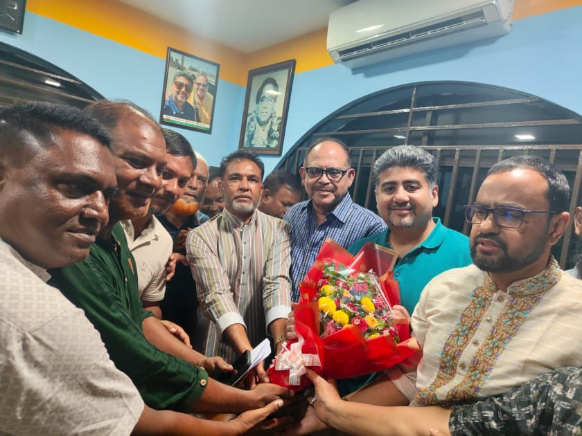 শেরপুর টাউন কলোনী এ জে উচ্চবিদ্যালয়ের সভাপতি আলম, এমপি সিরাজকে ফুলেল শুভেচ্ছা