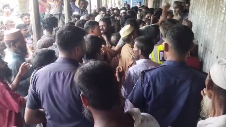 কুড়িগ্রামে ফের সার না পেয়ে হট্টগোল-ভাঙচুর, সড়ক অবরোধ