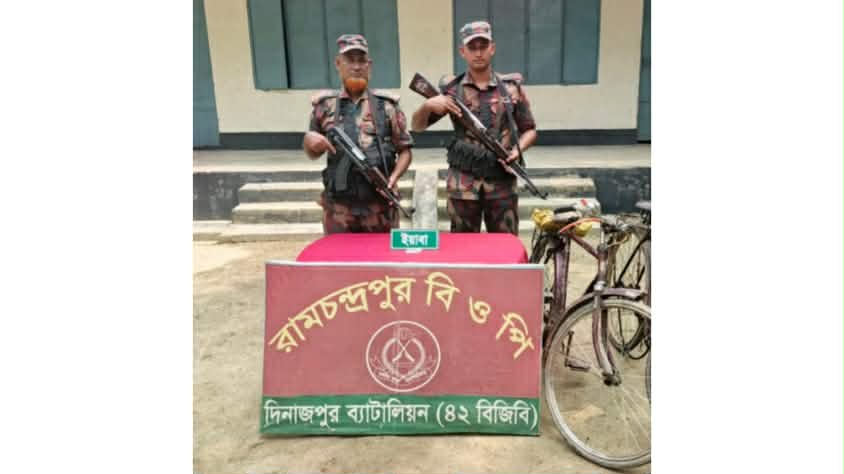 বিরল সীমান্তে ইয়াবা ও হরিপুর সীমান্তে ভারতীয় মদ উদ্ধার