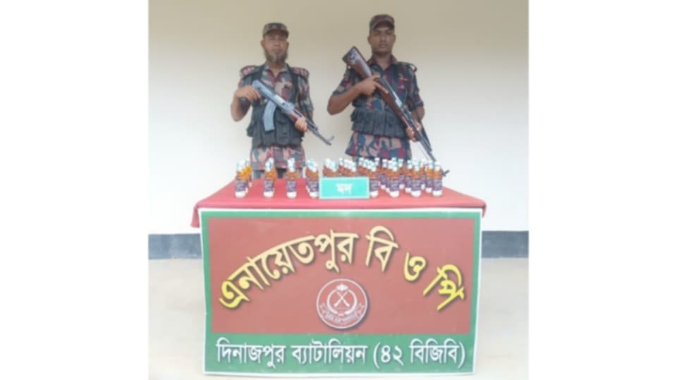 ৪২ বিজিবির অভিযানে ঠাকুরগাঁও হরিপুর ও পীরগঞ্জ সীমান্তে ভারতীয় মদ এবং ট্যাপেন্টাডল ট্যাবলেট উদ্ধার।
