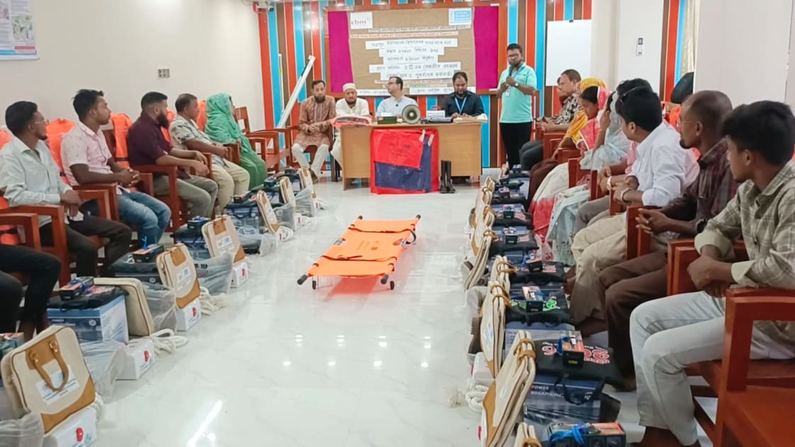বন্যার জরুরি সাড়াদানে কুড়িগ্রামে স্বেচ্ছাসেবকদের হাতে উদ্ধার সরঞ্জাম