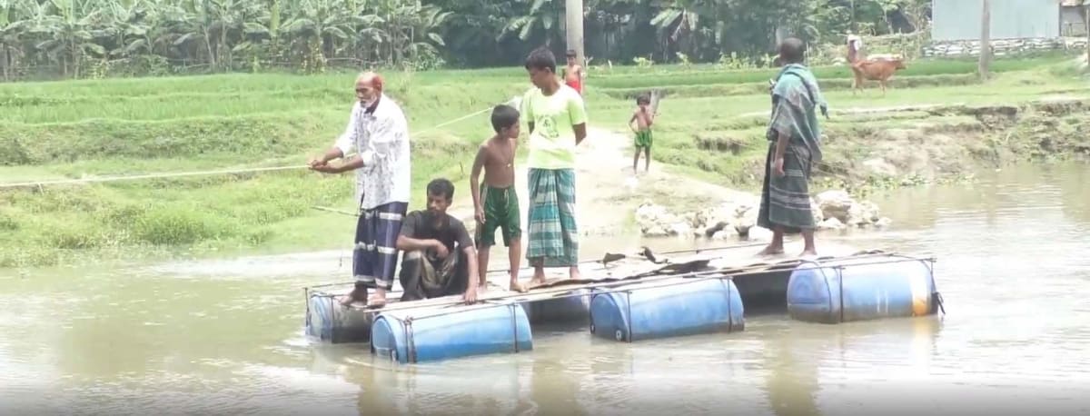 সেতু নির্মাণে ধীরগতি, করতোয়ায় ড্রামের ভেলায় ৫০ হাজার মানুষের ঝুঁকিপূর্ণ যাতায়াত