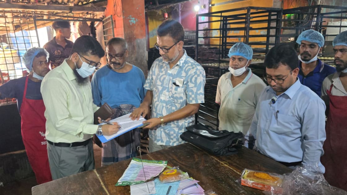বগুড়ায় ময়ূরী বেকারিতে মোবাইল কোর্ট, ২০ হাজার টাকা জরিমানা