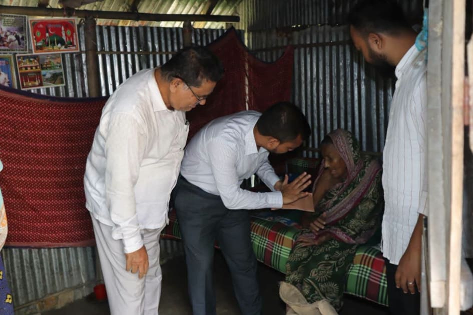 ৯৯ বছরের সাজিরন বেওয়ার পাশে উপজেলা প্রশাসন