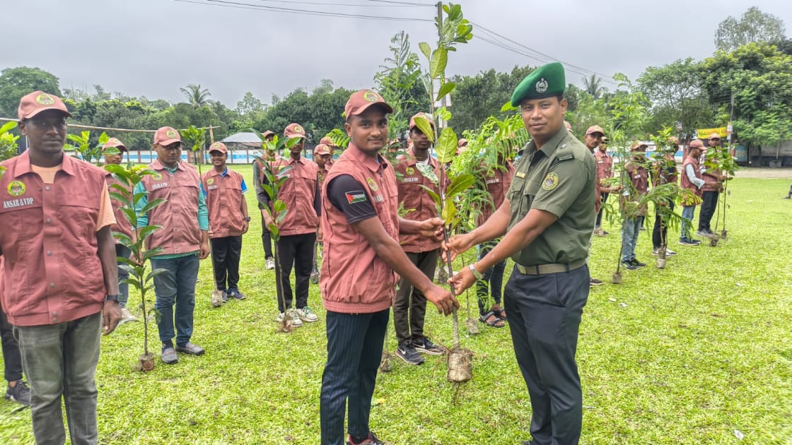 কিশোরগঞ্জে প্রশিক্ষণার্থীদের মাঝে ৬৩টি গাছের চারা বিতরণ