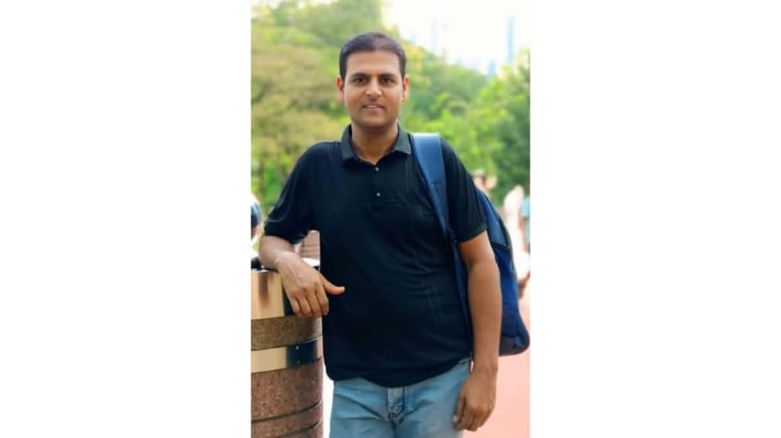 দেশে ফেরার টিকিট কাটা হয়েছিল, ফিরছেন নিথর হয়ে