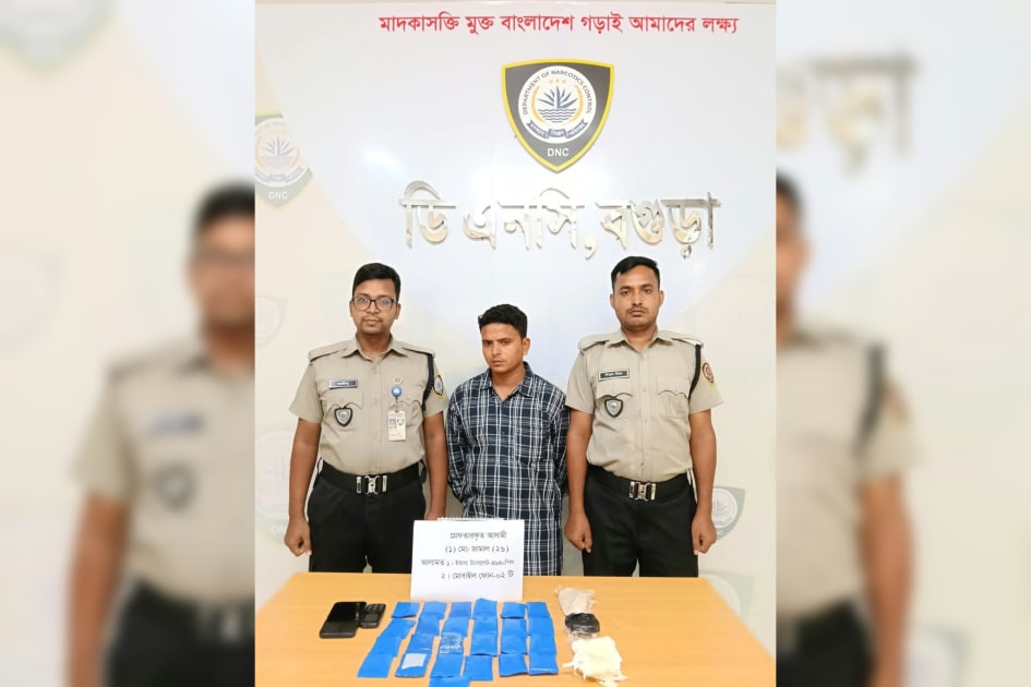 আন্ডারওয়্যারে লুকিয়ে ৪,৯৪০ ইয়াবা, কাপড় ব্যবসায়ী গ্রেপ্তার