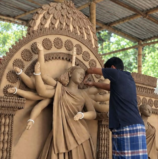 ভাঙ্গুড়ায় দুর্গাপূজার প্রতিমা তৈরিতে ব্যস্ত মৃৎশিল্পীরা