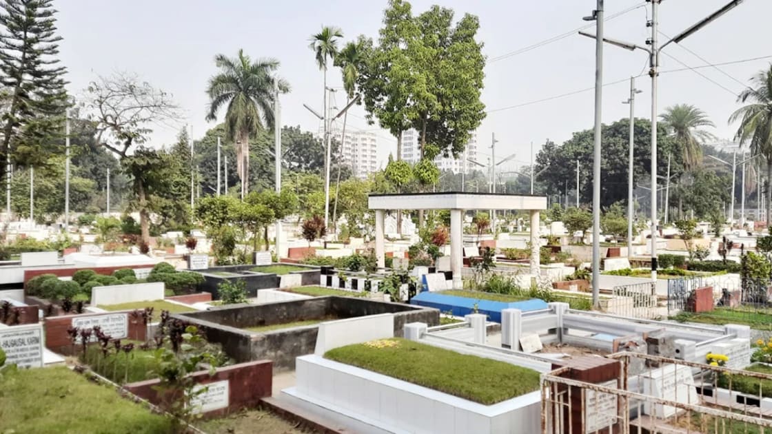 মৃত্যুর পরও ঢাকায় জায়গার সংকট, কবর সংরক্ষণে লাখ থেকে কোটি
