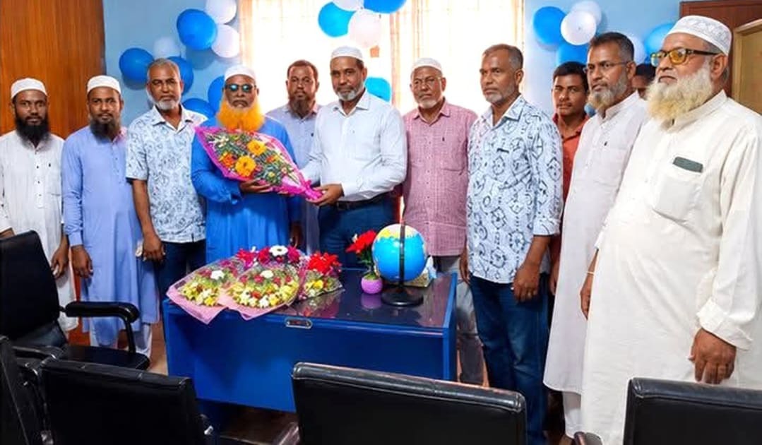 তালোড়া আদর্শ কেজি এন্ড নিন্ম মাধ্যমিক বিদ্যালয়ের নতুন অধ্যক্ষকে ফুলেল শুভেচ্ছা