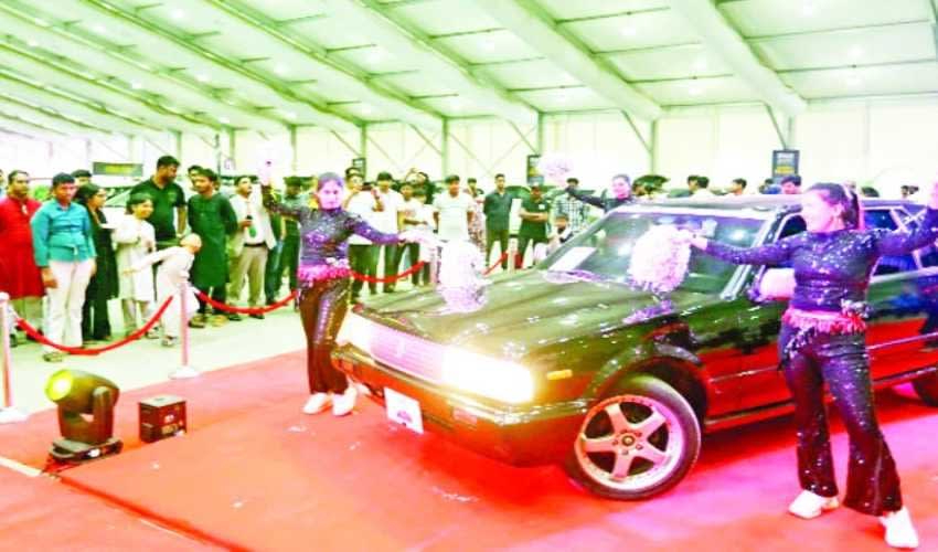 বাইরে মুষলধারে বৃষ্টি, আইসিসিবিতে জমজমাট কার বাজার