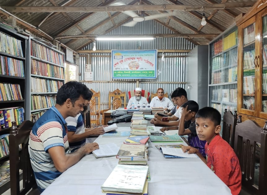 বিকেল হলেই ভিড়, ৪ হাজার বই নিয়ে আলো ছড়াচ্ছে শেরপুরের শেখ নূর মুহাম্মাদ স্মৃতি পাঠাগার