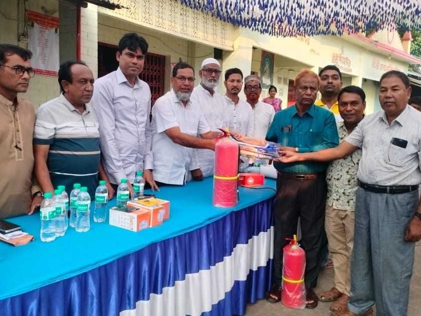 দুপচাঁচিয়ায় ৪৫টি মণ্ডপে এমপির নিজস্ব তহবিল থেকে অগ্নিনির্বাপক ও বস্ত্র সামগ্রী বিতরণ