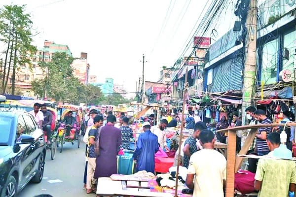 ১০০ ফিট সড়ক দখলমুক্ত করবে কে?