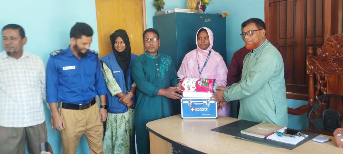 কুড়িগ্রামে সাধারণ মানুষ ও স্কুল শিক্ষার্থীদের জরুরি চিকিৎসাসেবা নিশ্চিতের লক্ষ্যে ফাস্ট এইড বক্স ও চিকিৎসা সামগ্রী বিতরণ