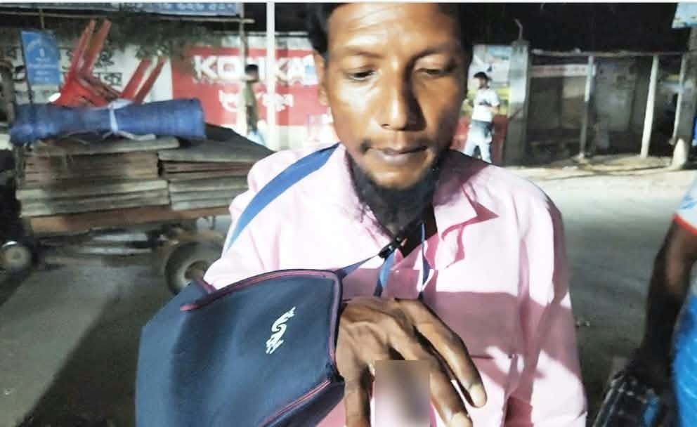 ভাঙ্গুড়ায় কৃষক জমিতে মেয়াদোত্তীর্ণ কীটনাশক ব্যবহার করে আঙ্গুল হারাতে বসেছেন